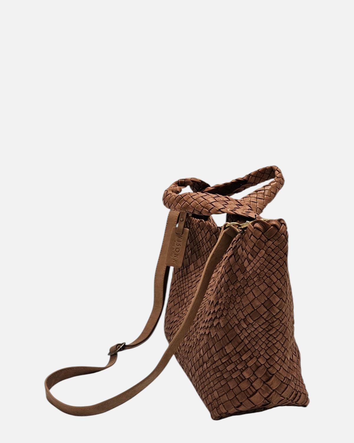 perspectiva lateral el Bolso Tote Intrecciato Cognac de Plinio Visonà con su correa larga de piel extendida.
