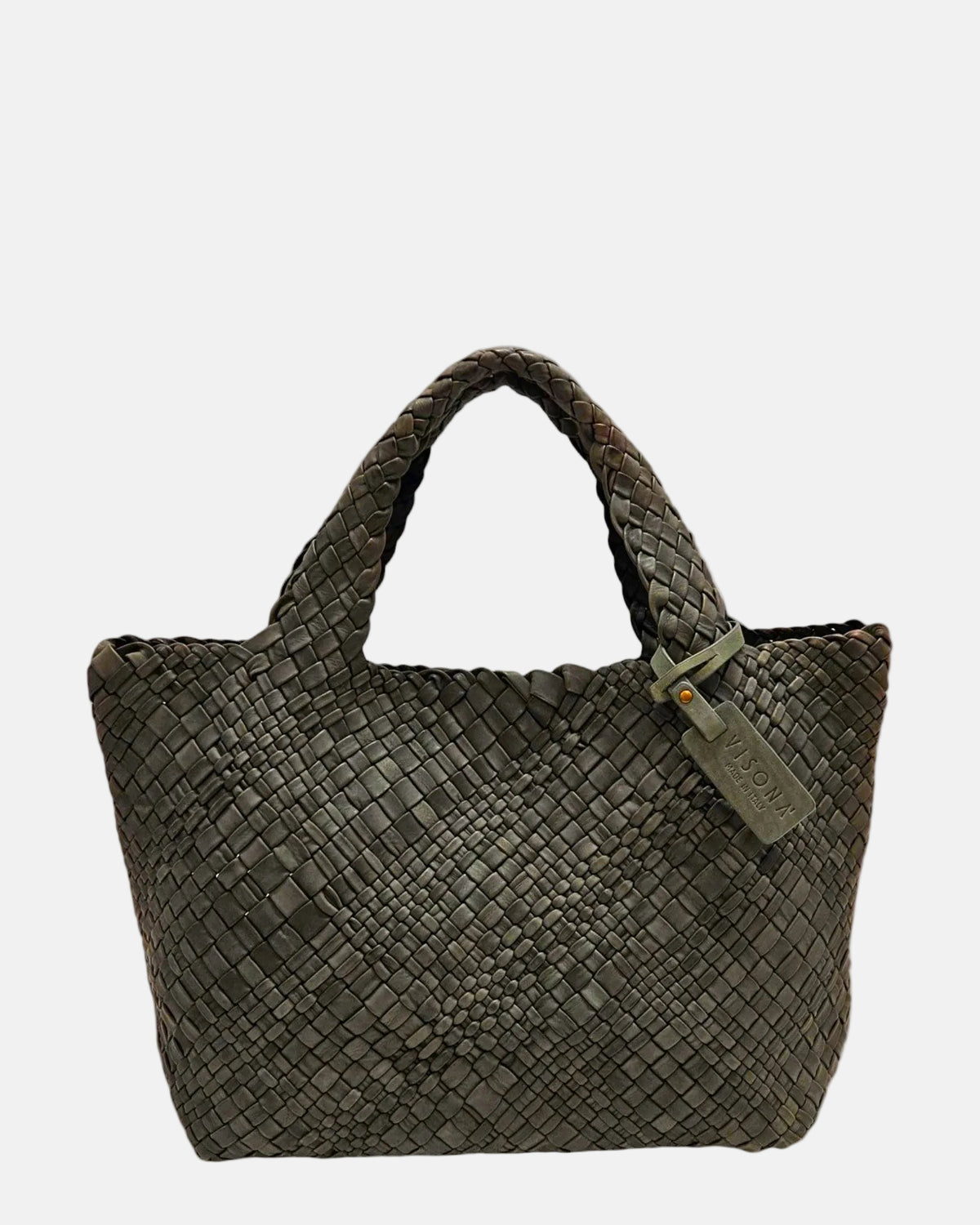 Bolso Tote Intrecciato Salvia de Plinio Visonà en piel trenzada verde oliva con etiqueta colgante de la firma.