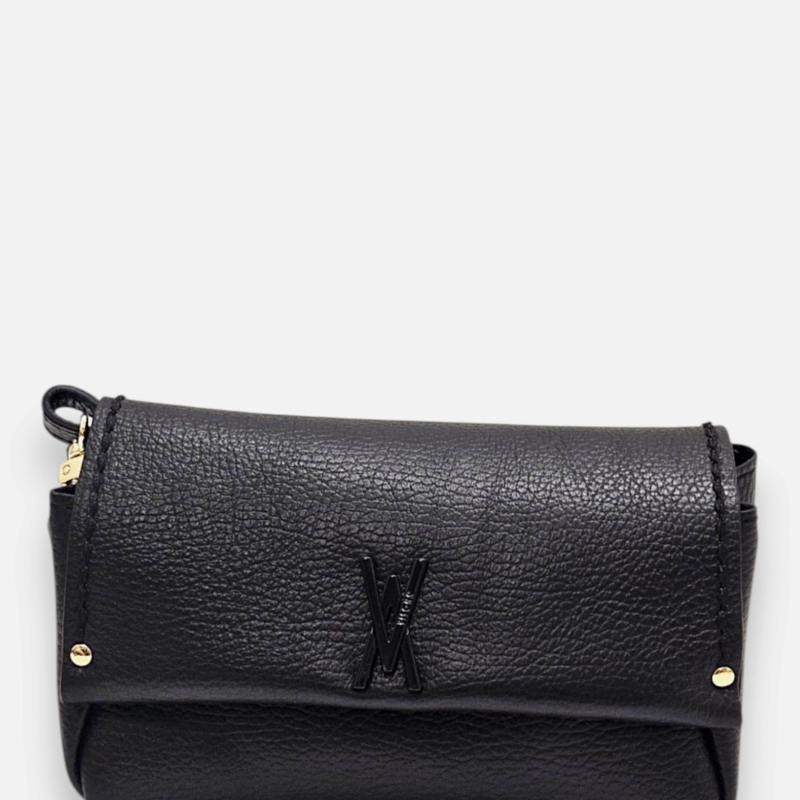 Bolso Bandolera Noir de Plinio Visonà en piel granada negra con el monograma de la marca en la solapa.