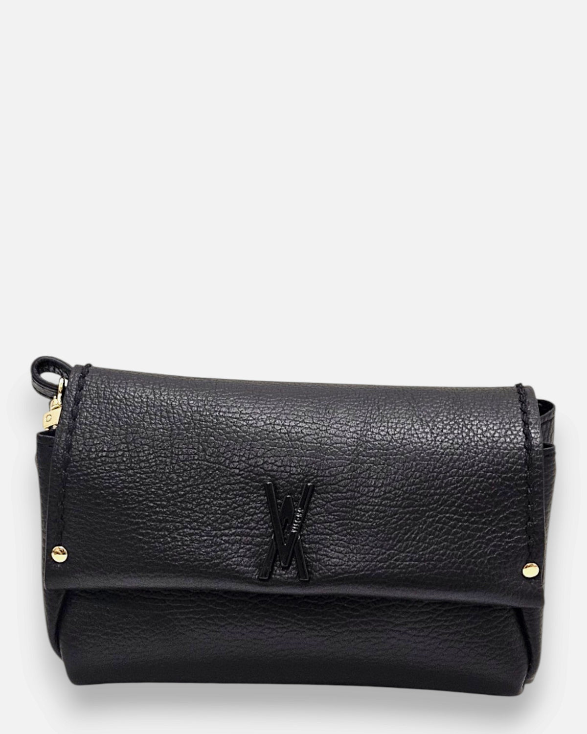 Bolso Bandolera Noir de Plinio Visonà en piel granada negra con el monograma de la marca en la solapa.