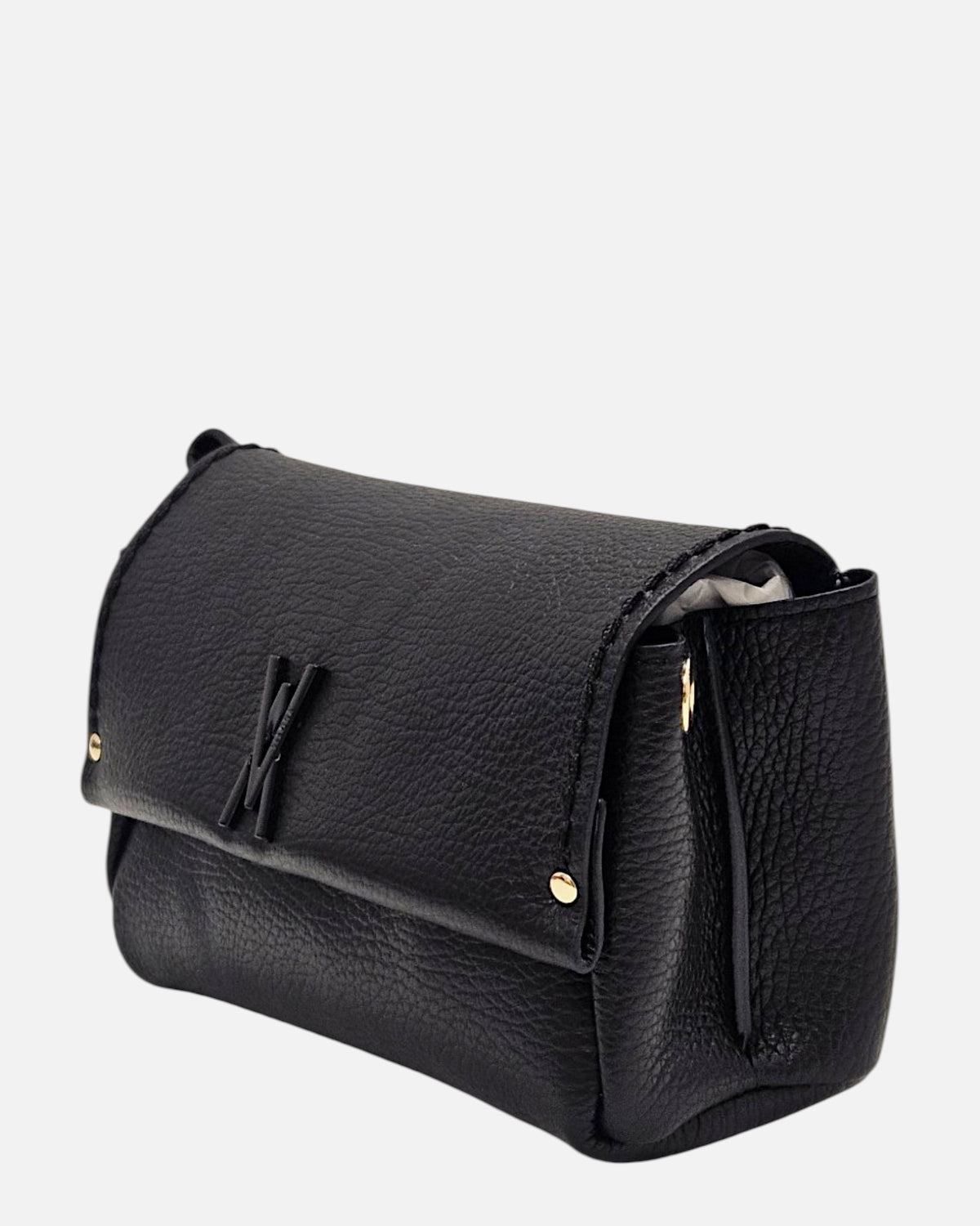 perfil del Bolso Bandolera Noir de Plinio Visonà y el acabado de las costuras en la solapa.
