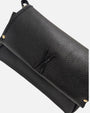 primer plano macro del Bolso Bandolera Noir de Plinio Visonà, permitiendo apreciar la textura de la piel de grano y el aplique del logotipo.