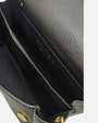 interior abierto del Bolso Bandolera Noir de Plinio Visonà, apreciando sus dos compartimentos y el sello "Visonà Made in Italy" estampado en dorado.