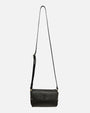 Bolso Bandolera Noir de Plinio Visonà colgado de su correa larga de piel ajustable.