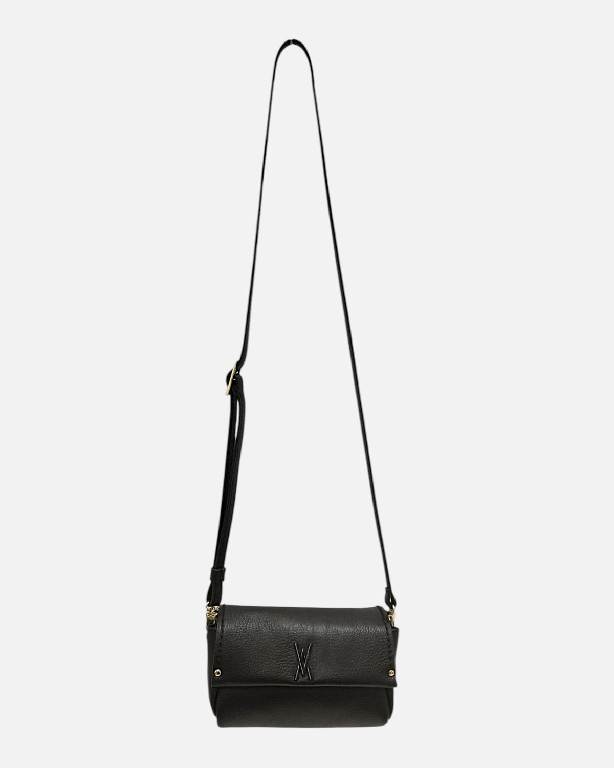 Bolso Bandolera Noir de Plinio Visonà colgado de su correa larga de piel ajustable.