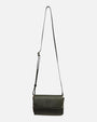 Bolso Bandolera Verde Musgo de Plinio Visonà colgado de su correa larga de piel ajustable.