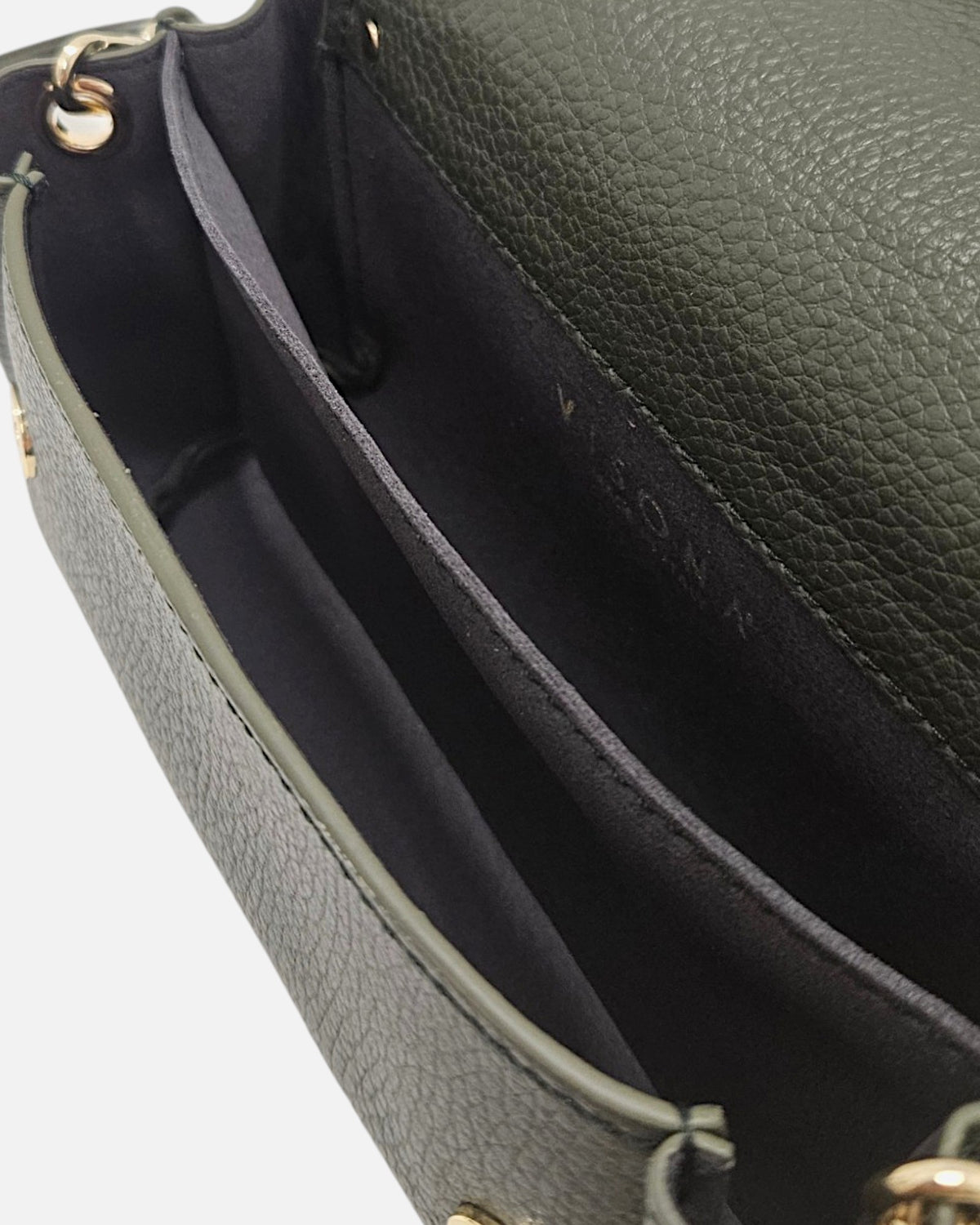 interior abierto del Bolso Bandolera Verde Musgo de Plinio Visonà, apreciando sus dos compartimentos y el forro textil.