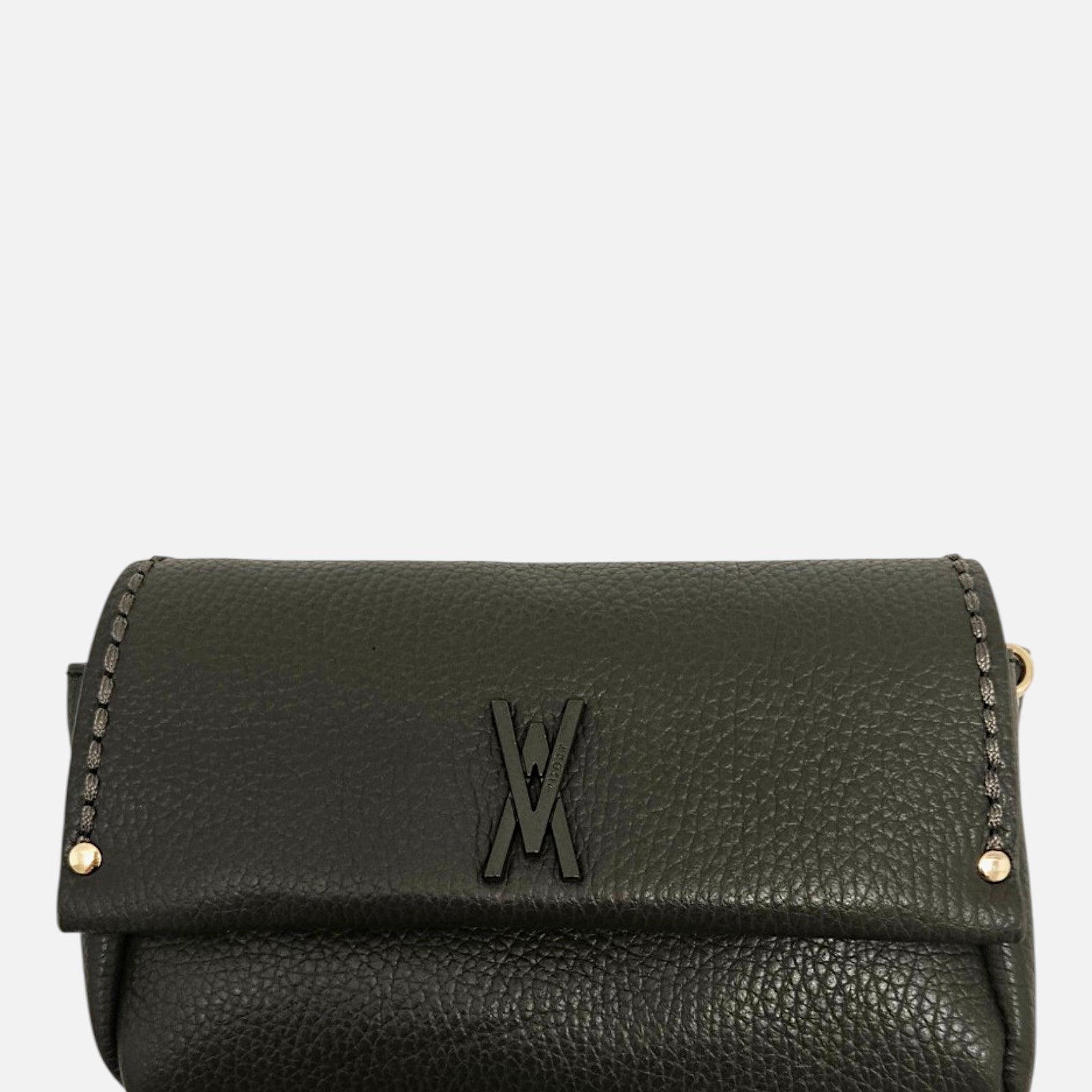 Bolso Bandolera Verde Musgo de Plinio Visonà en piel granada verde oliva con el monograma de la marca en la solapa.
