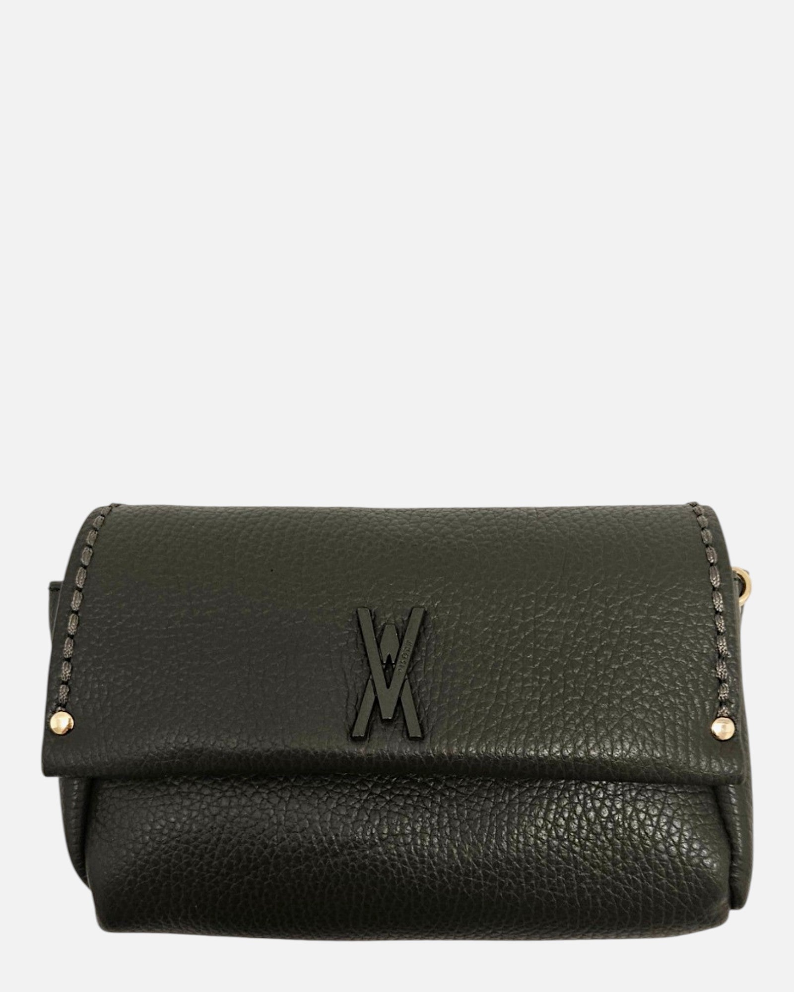Bolso Bandolera Verde Musgo de Plinio Visonà en piel granada verde oliva con el monograma de la marca en la solapa.