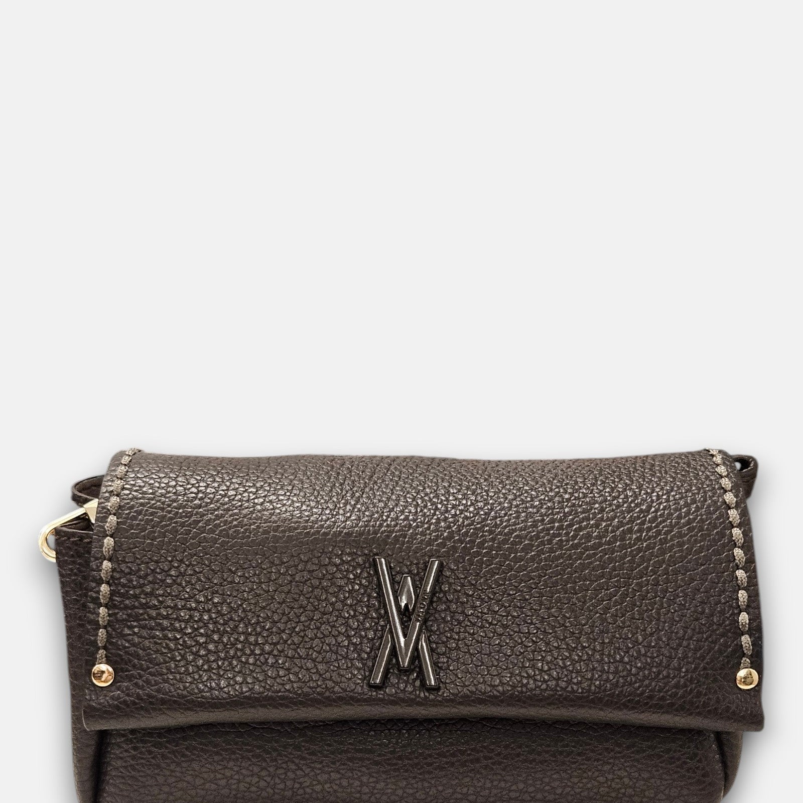 Bolso Bandolera Cacao de Plinio Visonà en piel granada marrón con pespuntes en la solapa y monograma metálico.