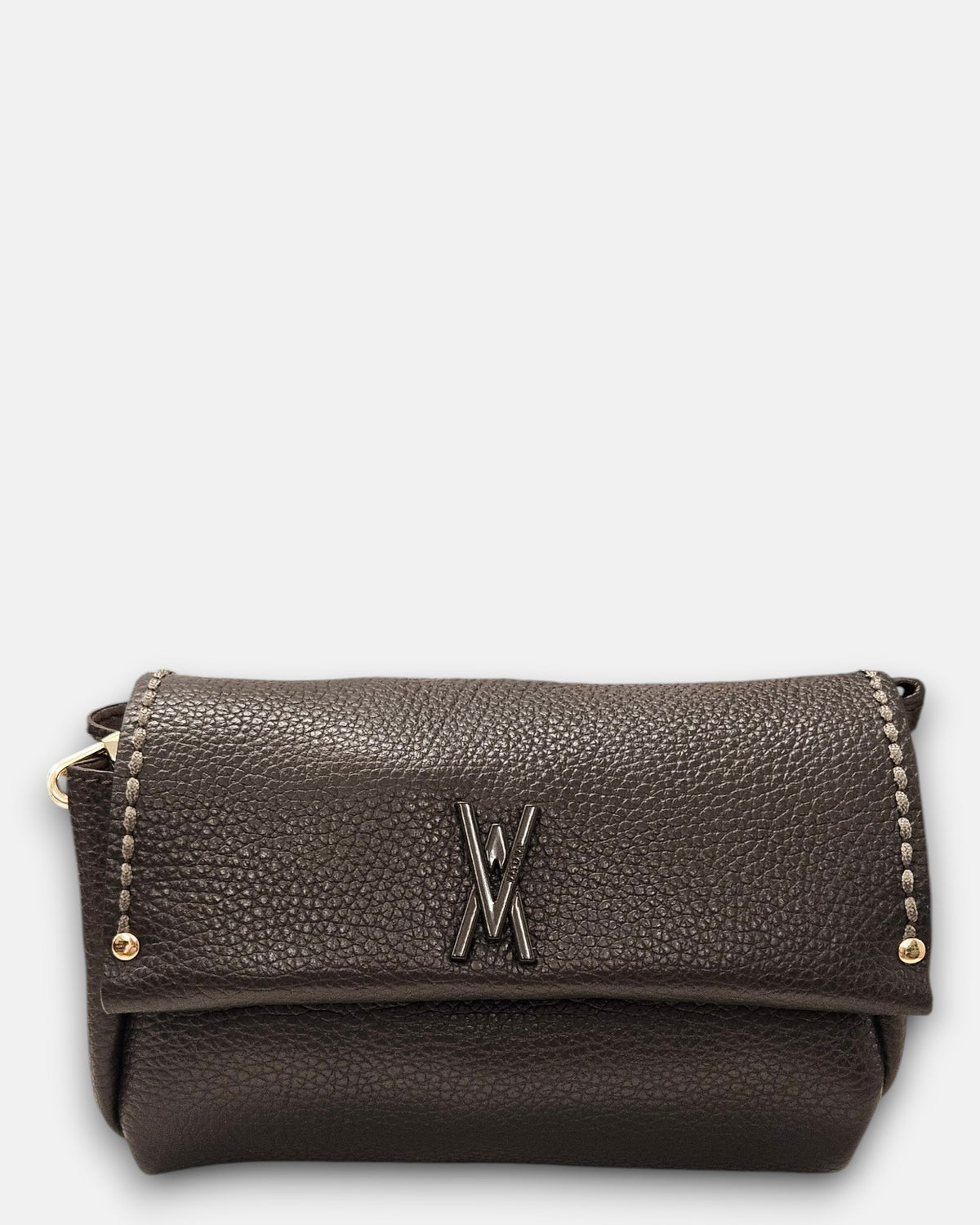 Bolso Bandolera Cacao de Plinio Visonà en piel granada marrón con pespuntes en la solapa y monograma metálico.