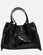 Bolso Pitón Pitagora Noir de Plinio Visonà en piel negra brillante de grabado pitón con nudos laterales y etiqueta colgante.
