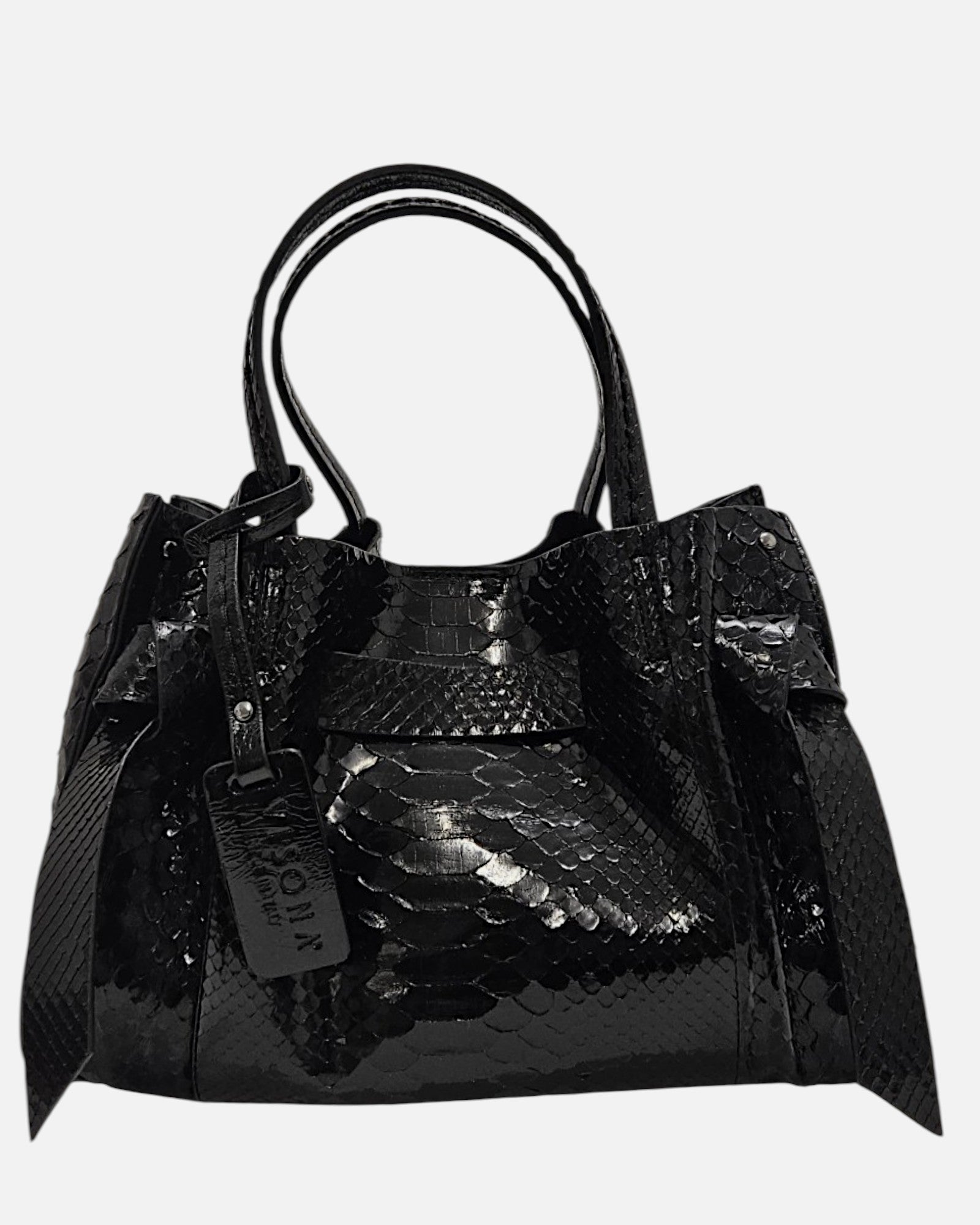 Bolso Pitón Pitagora Noir de Plinio Visonà en piel negra brillante de grabado pitón con nudos laterales y etiqueta colgante.