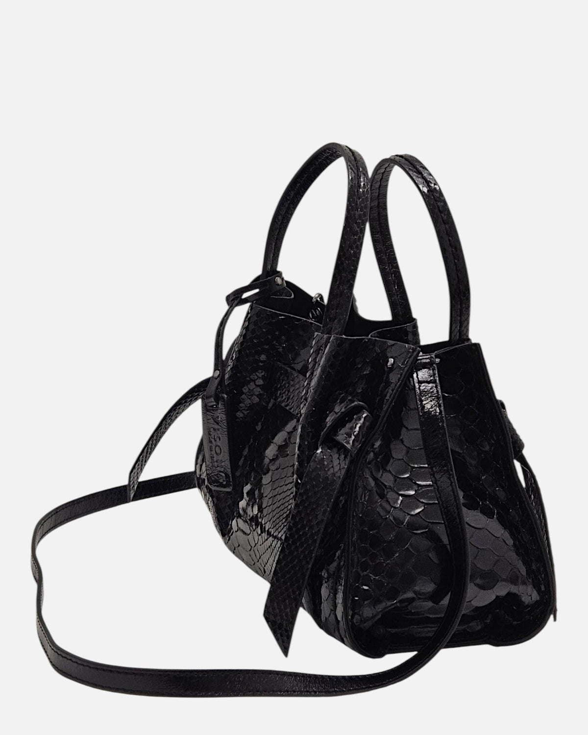 perspectiva el Bolso Pitón Pitagora Noir de Plinio Visonà con su correa bandolera negra extendida.