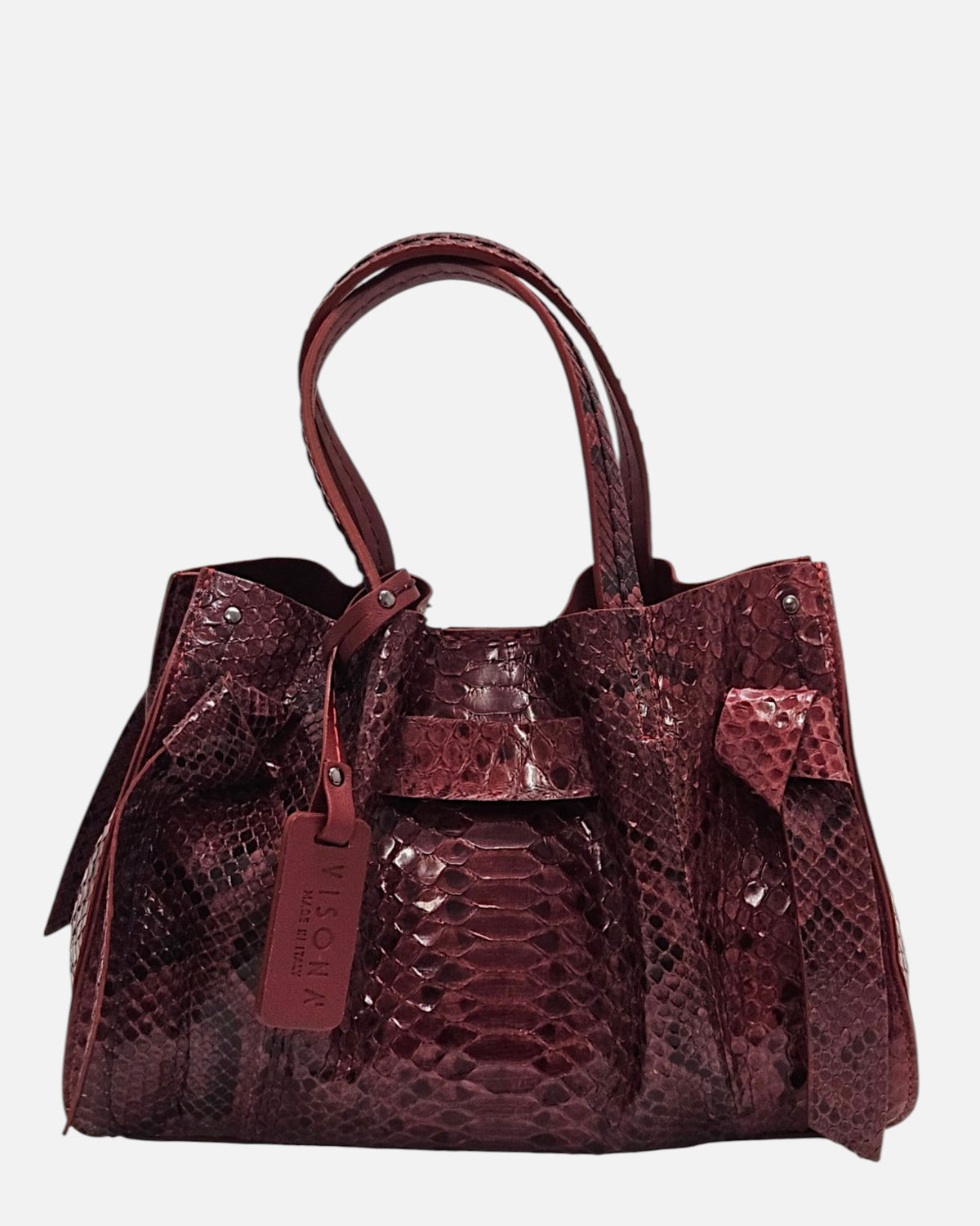 Bolso Pitón Pitagora Bordeus de Plinio Visonà en piel burdeos de grabado pitón con nudos laterales y etiqueta colgante.