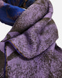 primer plano macro de la textura del tejido del Foulard Viola en tono violeta.