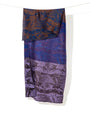 extendido en vertical el Foulard Viola de lana y seda, apreciando la combinación de bloques de color y el estampado floral.   