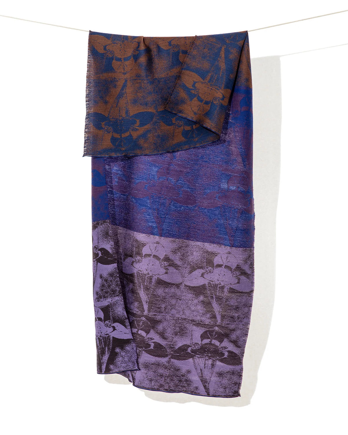 extendido en vertical el Foulard Viola de lana y seda, apreciando la combinación de bloques de color y el estampado floral.   