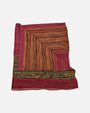 Foulard Riga Carmine dispuesto en bucle circular mostrando la riqueza de sus franjas de color.