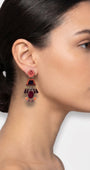 modelo de perfil luciendo uno de los pendientes de estilo étnico de Ayala Bar, apreciando cómo asienta la pieza y el balance de sus colgantes bajo la oreja.