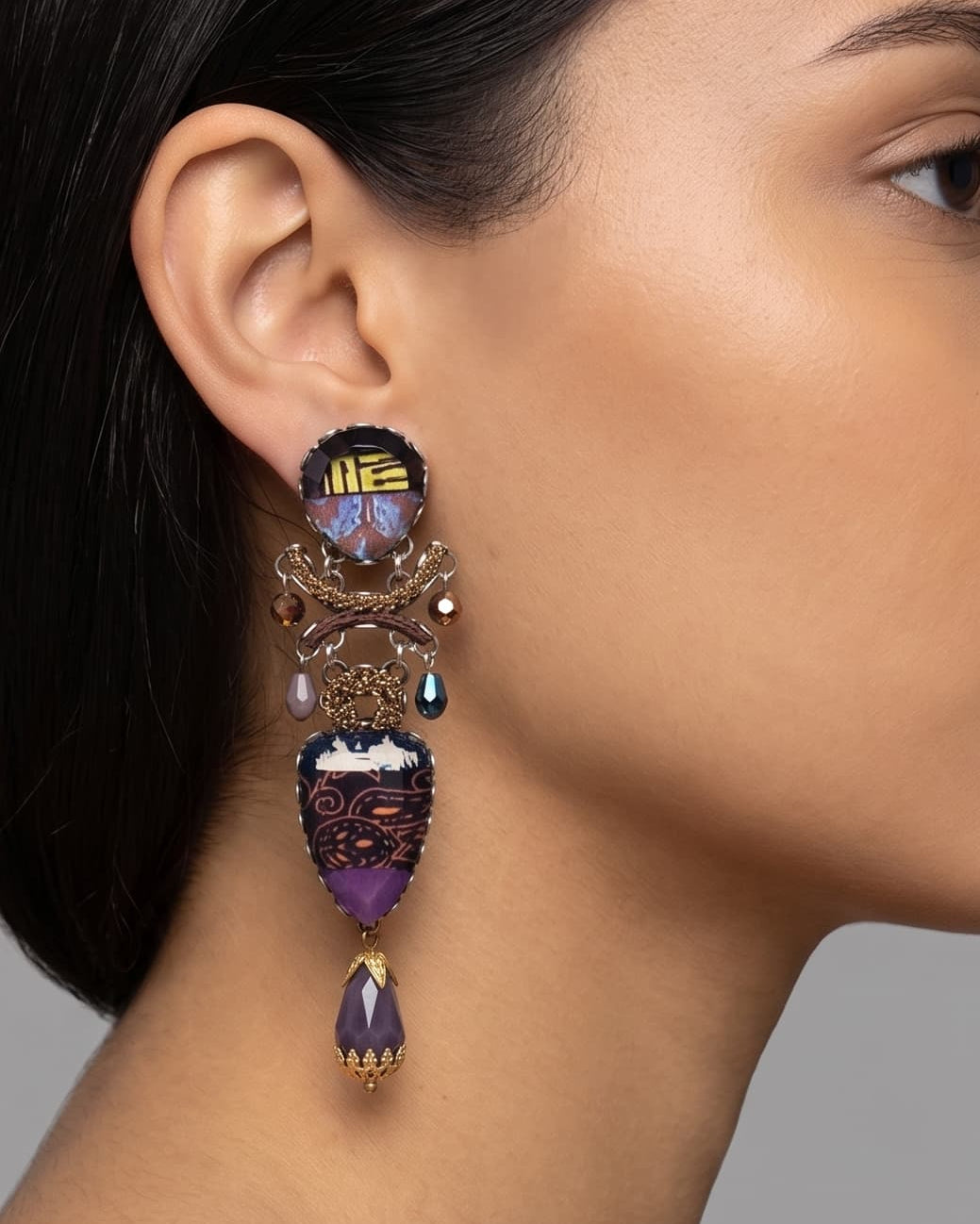 modelo de perfil portando uno de los maxipendientes de Ayala Bar, mostrando el balance del diseño bohemio y su longitud con respecto al rostro.