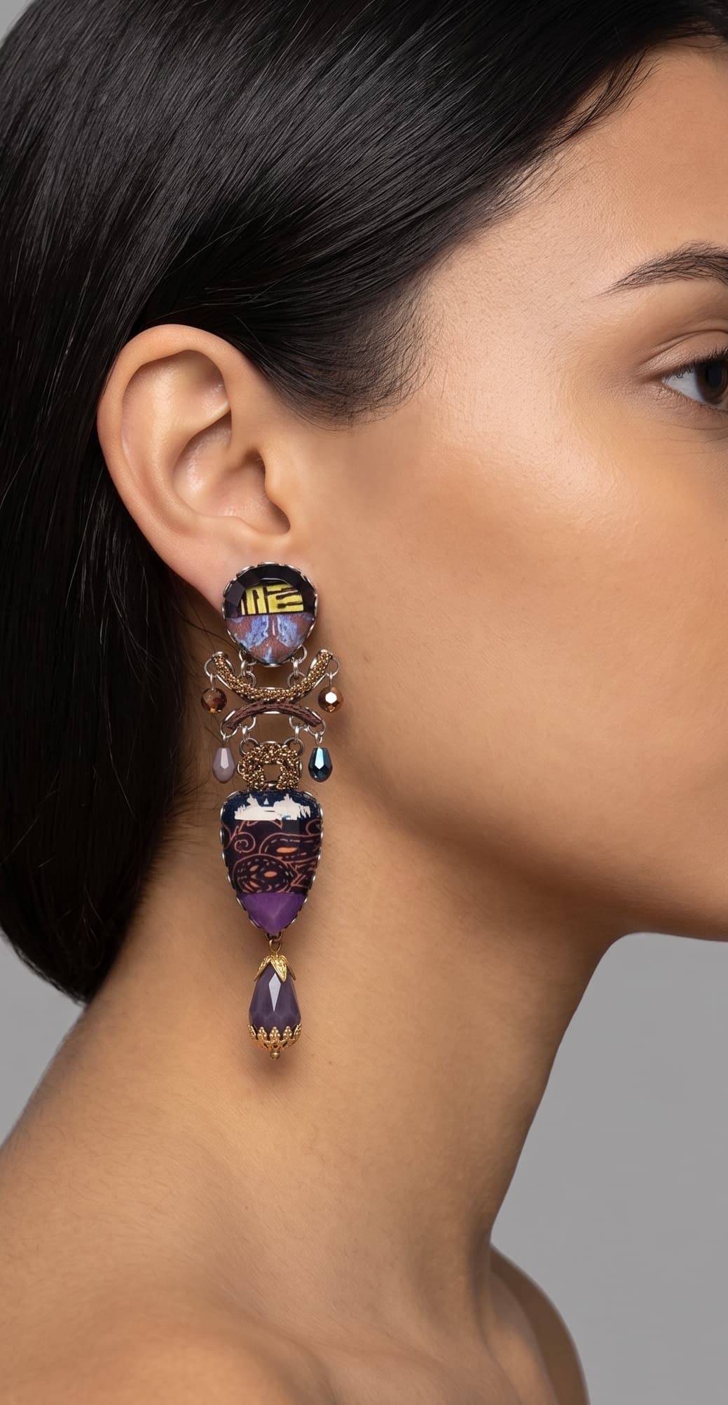modelo de perfil portando uno de los maxipendientes de Ayala Bar, mostrando el balance del diseño bohemio y su longitud con respecto al rostro.