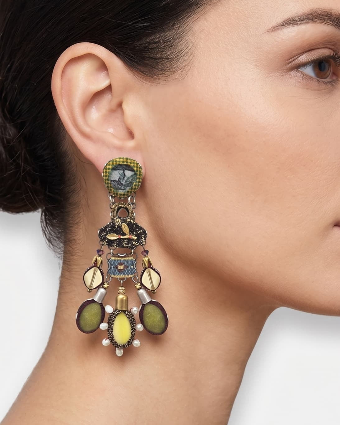 modelo de perfil luciendo uno de los pendientes colgantes de Ayala Bar, apreciando su longitud, escala bohemia y cómo adorna el lateral del rostro.