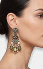 modelo de perfil luciendo uno de los pendientes colgantes de Ayala Bar, apreciando su longitud, escala bohemia y cómo adorna el lateral del rostro.