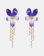 Par de pendientes largos Les Néréides con flor de violeta esmaltada en morado y cadenas colgantes con perlas de 