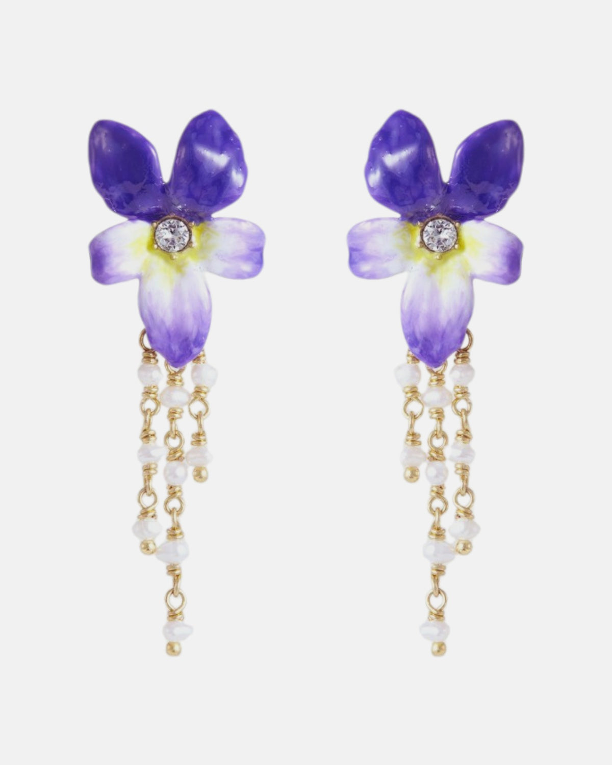 Par de pendientes largos Les Néréides con flor de violeta esmaltada en morado y cadenas colgantes con perlas de 