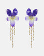 Par de pendientes largos Les Néréides con flor de violeta esmaltada en morado y cadenas colgantes con perlas de cultivo.