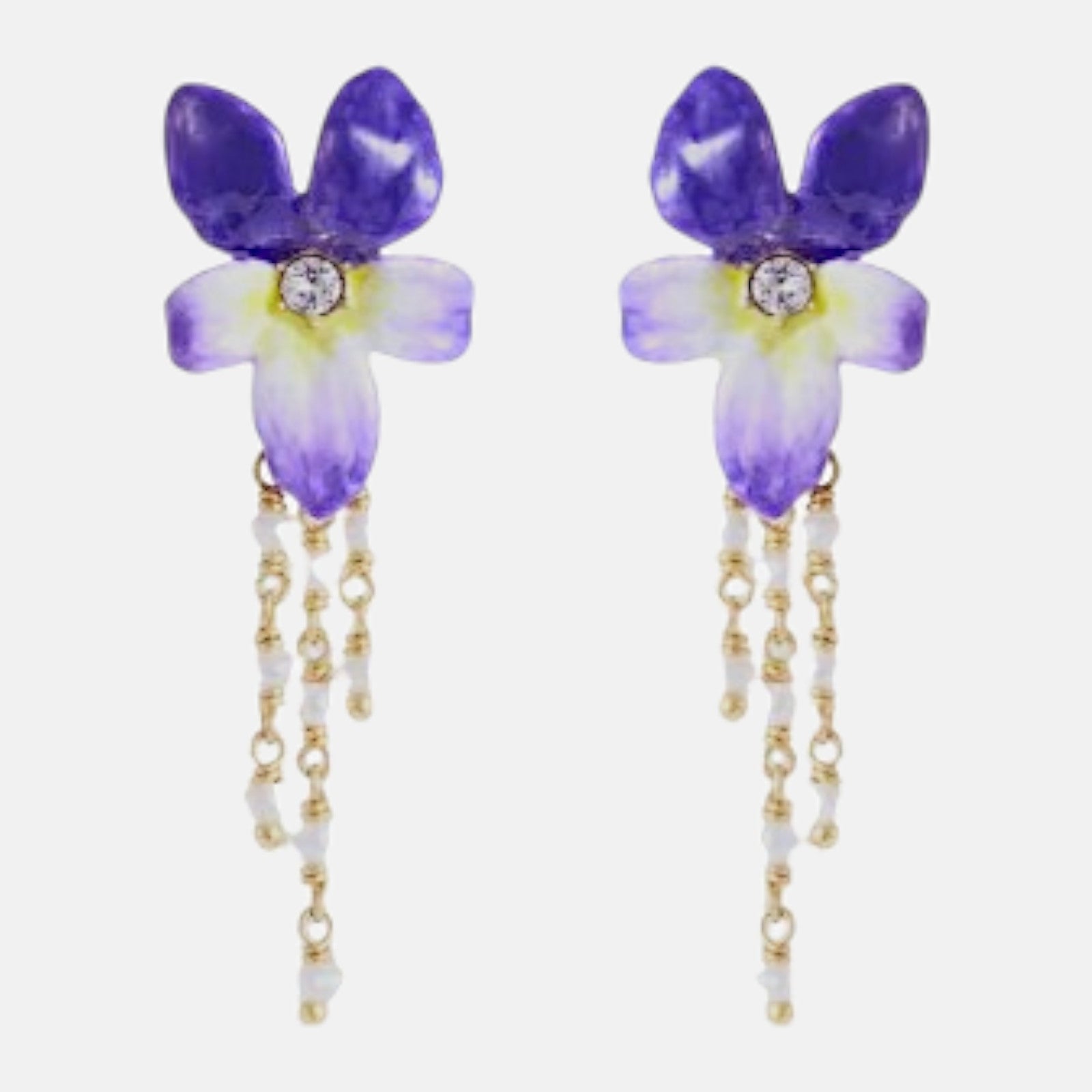 Par de pendientes largos Les Néréides con flor de violeta esmaltada en morado y cadenas colgantes con perlas de cultivo.