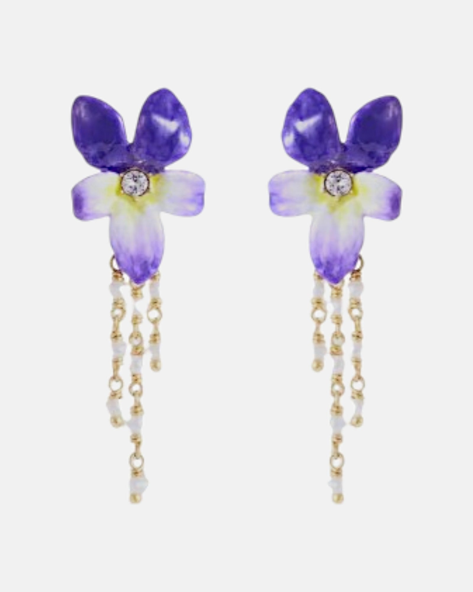Par de pendientes largos Les Néréides con flor de violeta esmaltada en morado y cadenas colgantes con perlas de cultivo.
