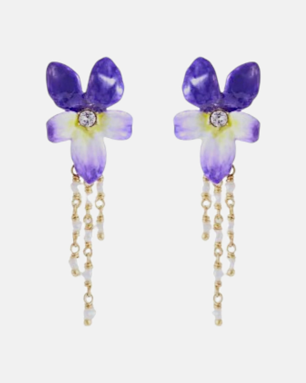 Par de pendientes largos Les Néréides con flor de violeta esmaltada en morado y cadenas colgantes con perlas de cultivo.
