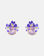Par de pendientes de botón Les Néréides con cristal facetado rosa y ramillete de violetas esmaltadas en morado sobre fondo neutro.