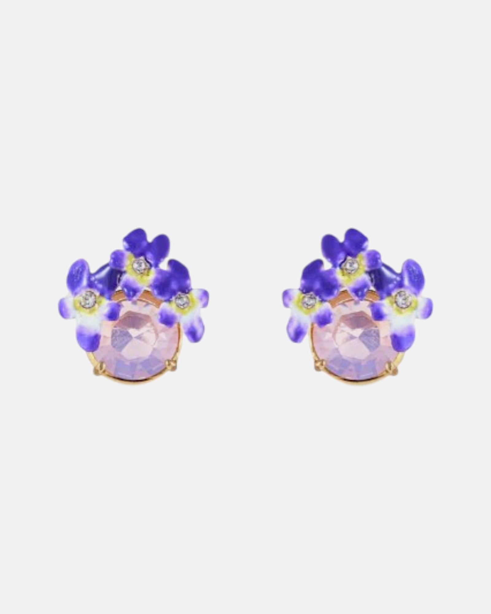 Par de pendientes de botón Les Néréides con cristal facetado rosa y ramillete de violetas esmaltadas en morado sobre fondo neutro.