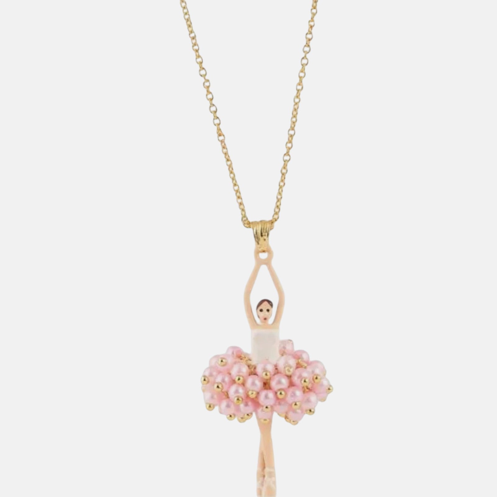 Vista frontal del collar Les Néréides con colgante de bailarina esmaltada y tutú voluminoso de perlas rosa pastel.