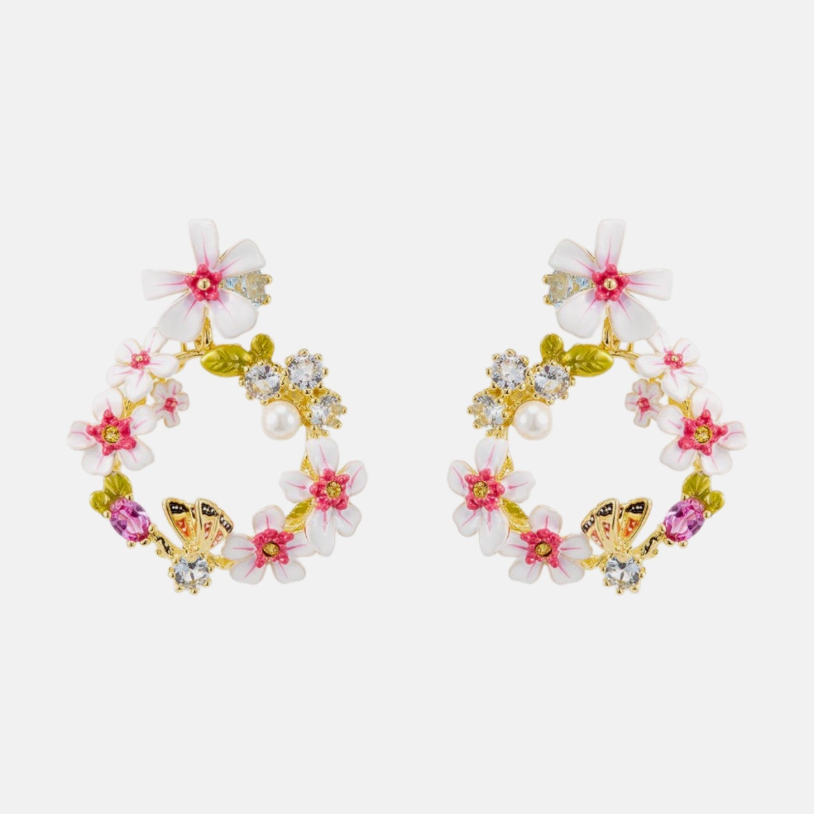 Par de pendientes de aro Les Néréides en guirnalda de cerezos en flor esmaltados en rosa y blanco con detalles de cristal y mariposa.