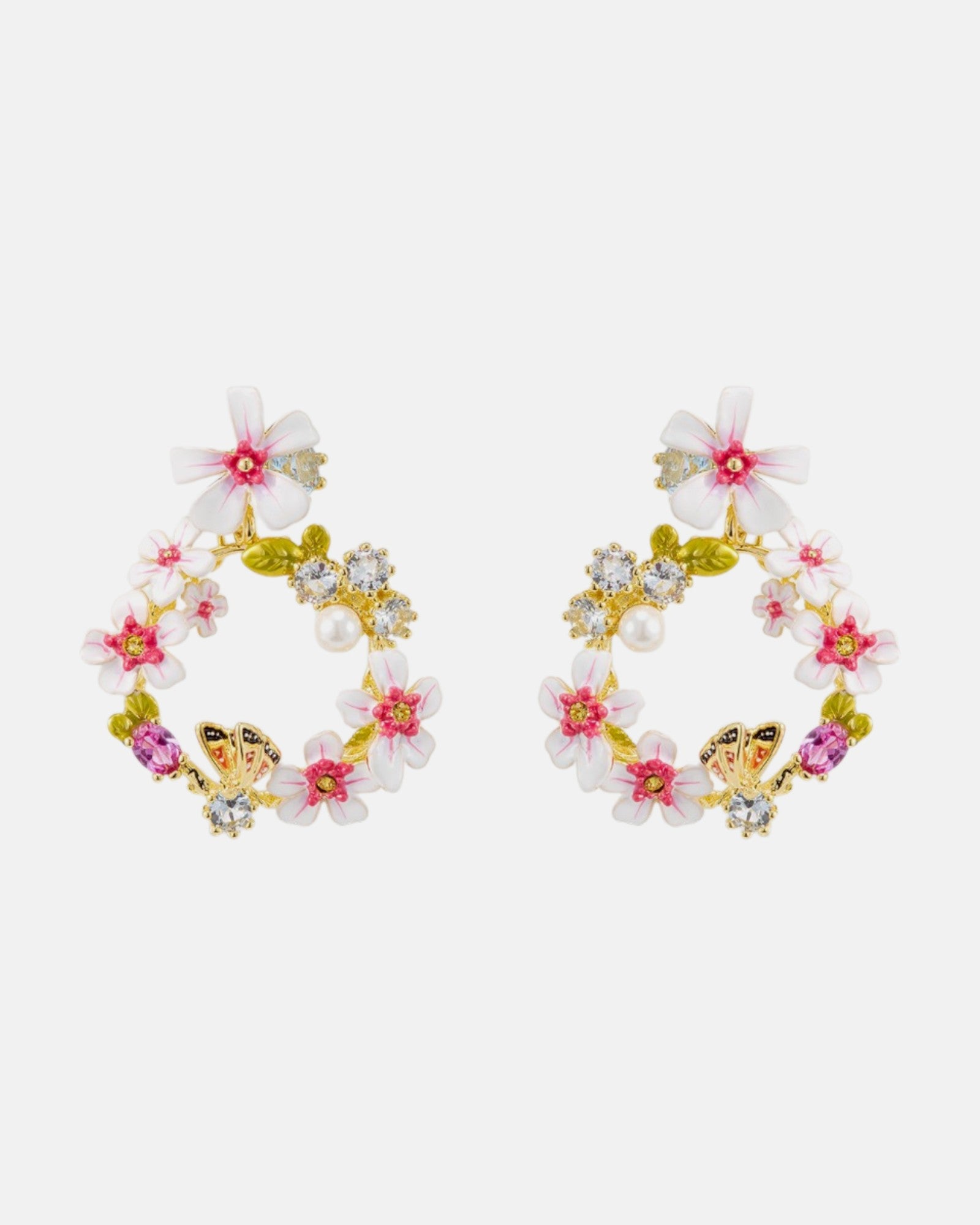 Par de pendientes de aro Les Néréides en guirnalda de cerezos en flor esmaltados en rosa y blanco con detalles de cristal y mariposa.