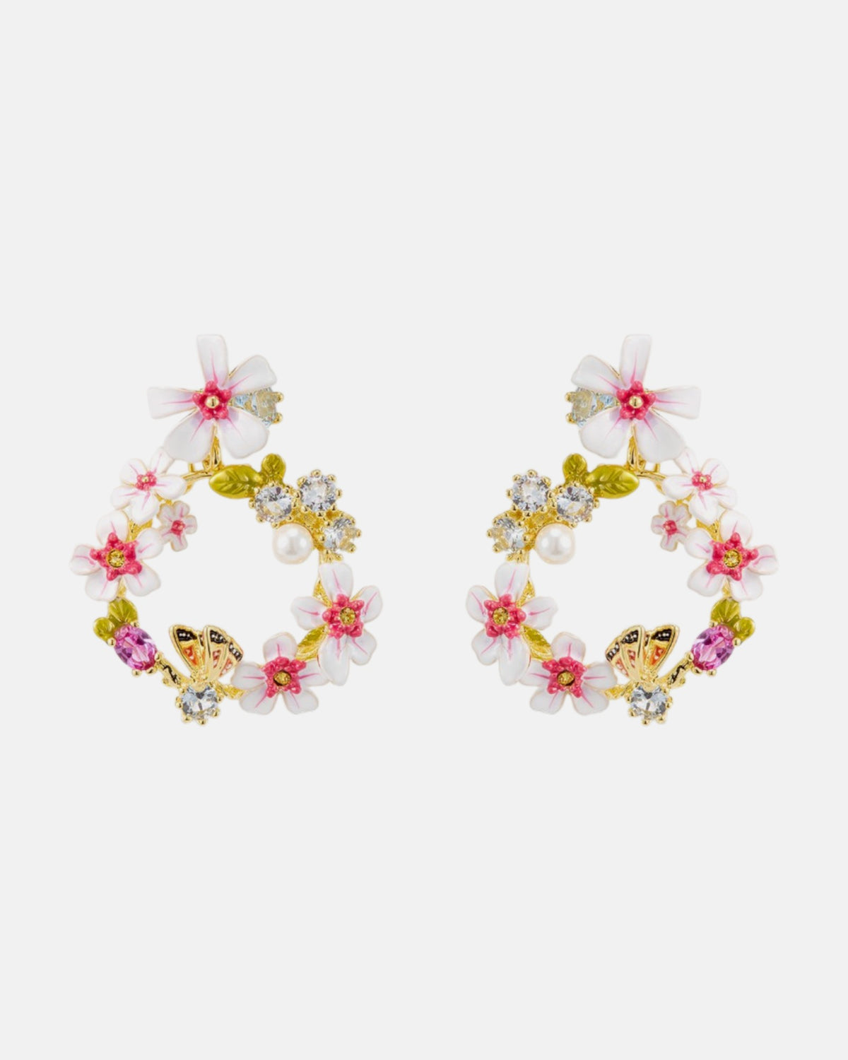 Par de pendientes de aro Les Néréides en guirnalda de cerezos en flor esmaltados en rosa y blanco con detalles de cristal y mariposa.