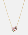 Vista frontal del collar Les Néréides Métamorphose Nocturne con mariposa esmaltada, cerezos rosa y cristal facetado.