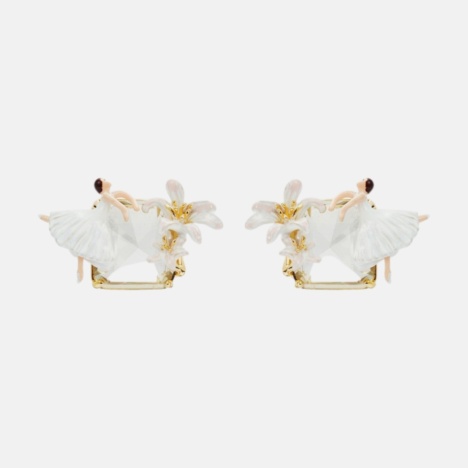 Par de pendientes Les Néréides Odette en Flammes con bailarina esmaltada a mano, cristal transparente y lirios blancos.