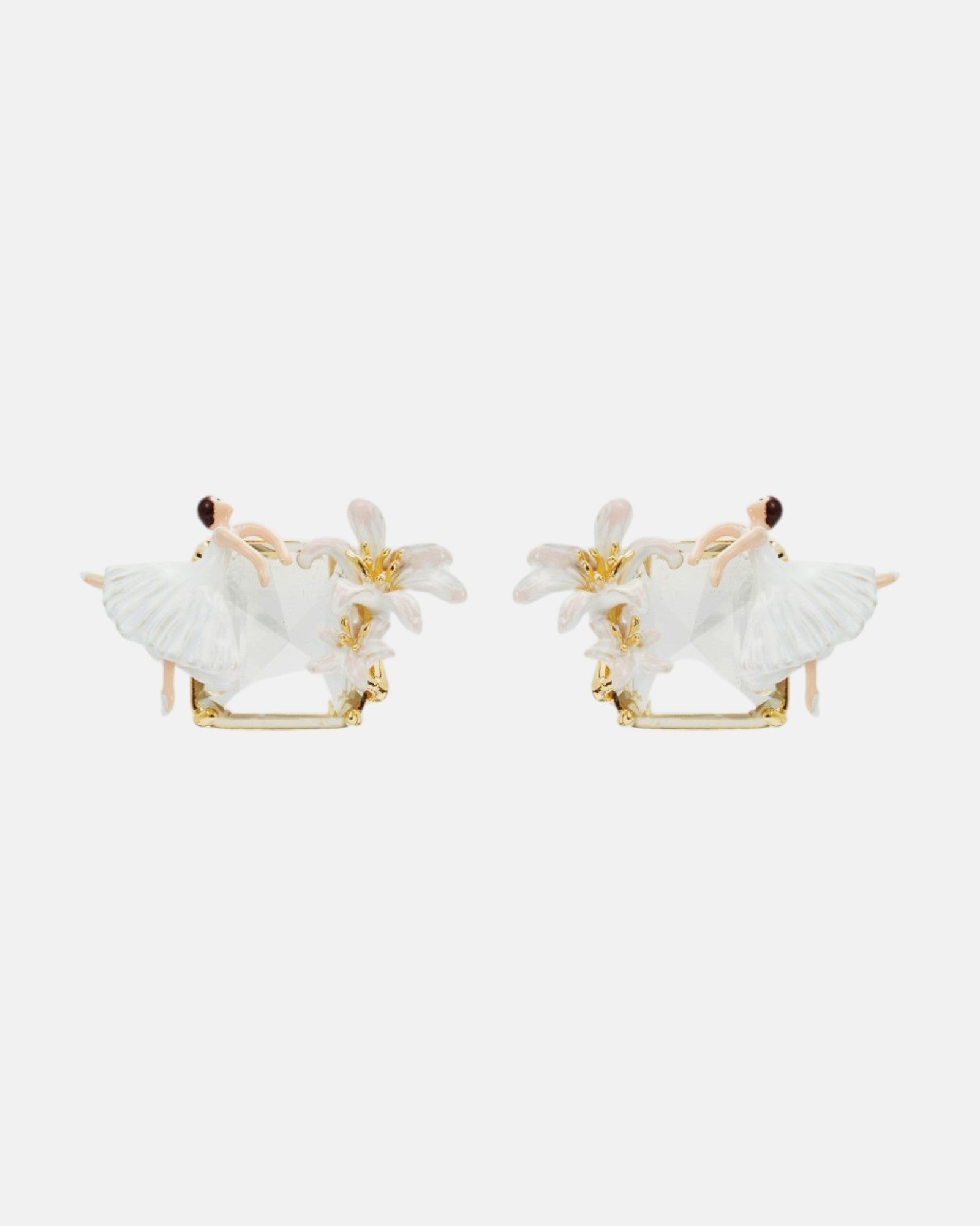 Par de pendientes Les Néréides Odette en Flammes con bailarina esmaltada a mano, cristal transparente y lirios blancos.