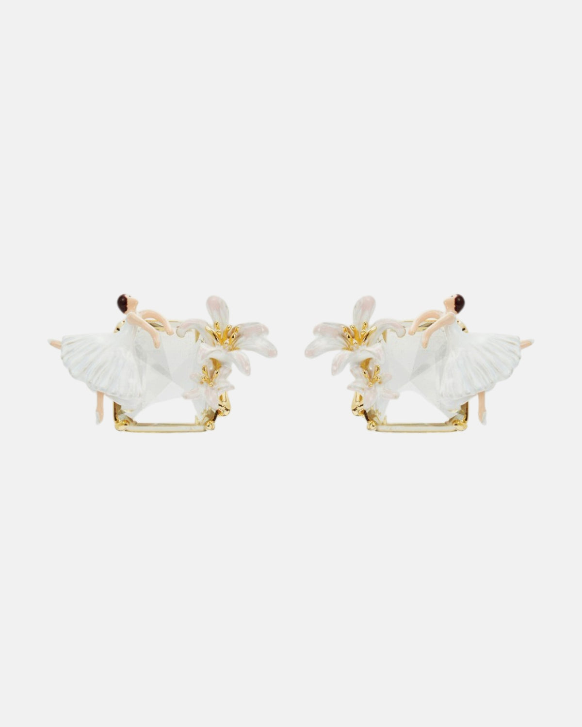 Par de pendientes Les Néréides Odette en Flammes con bailarina esmaltada a mano, cristal transparente y lirios blancos.