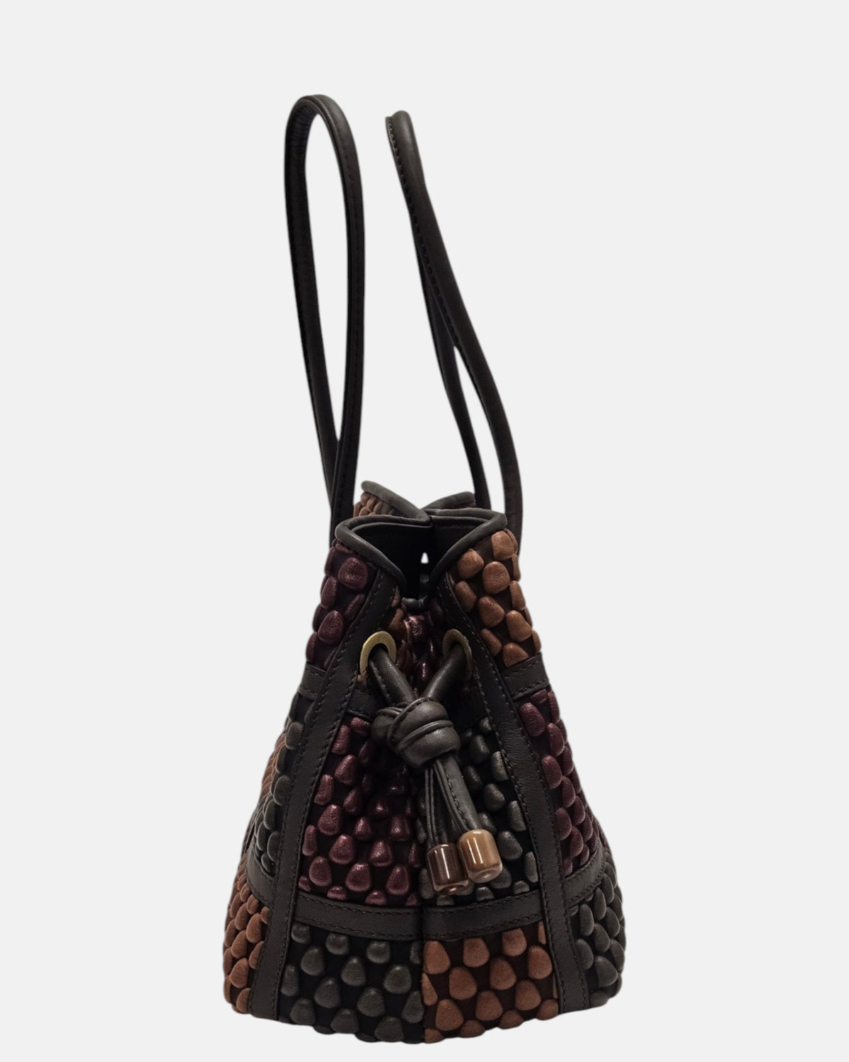 Vista de perfil del bolso Tissa Fontaneda Big Mausi con el detalle fruncido de cordones y nudos de piel.