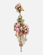  vista lateral el Pendiente Candelabro Flor Rosa Pastel de Dublos, apreciando el relieve de los apliques florales y el sistema de cierre de pala.   