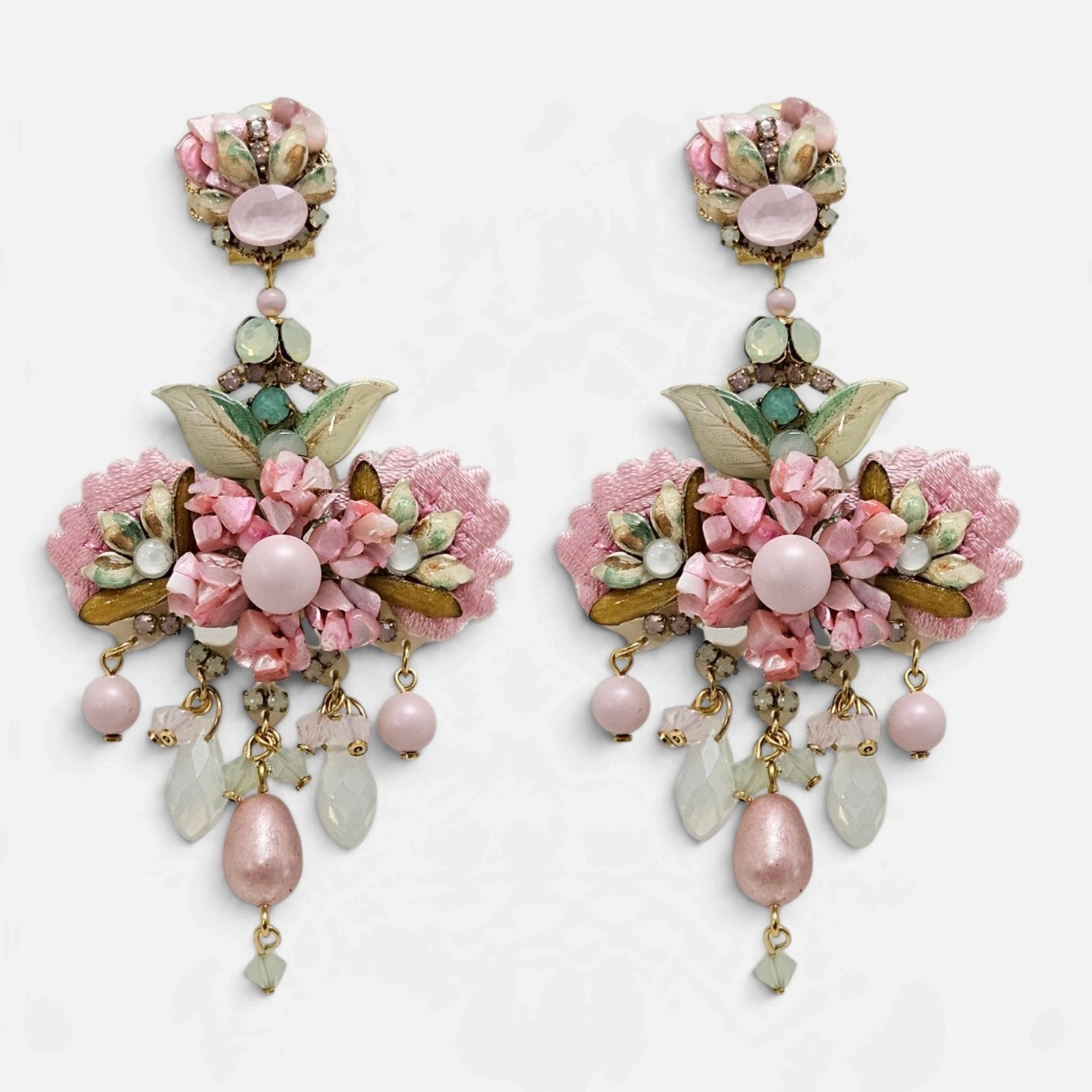 Pendientes Candelabro Flor Rosa Pastel de Dublos dispuesto sobre fondo blanco.