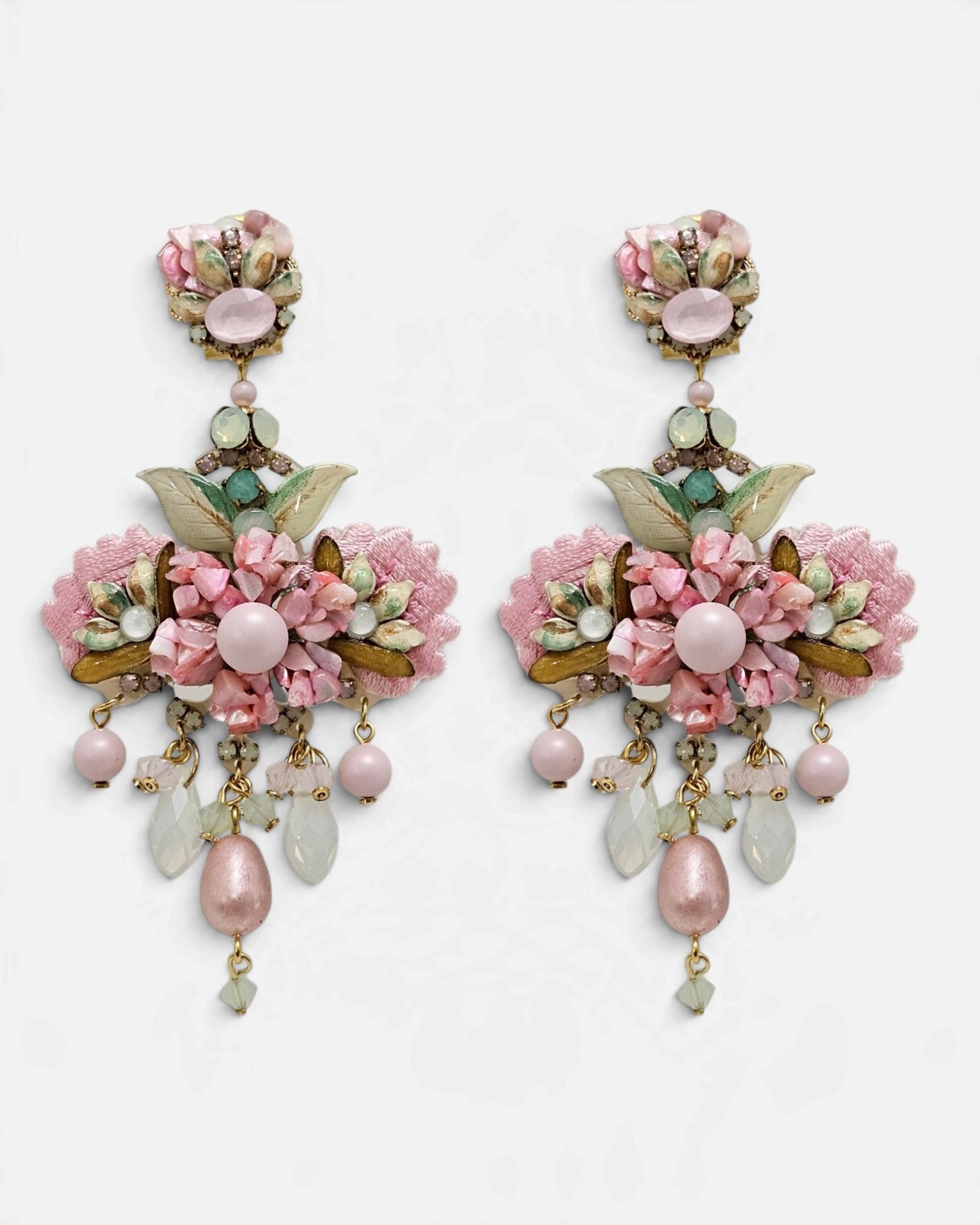 Pendientes Candelabro Flor Rosa Pastel de Dublos dispuesto sobre fondo blanco.