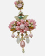 Pendiente Candelabro Flor Rosa Pastel de Dublos, apreciando el engaste de flores rosa pastel, las hojas esmaltadas y las caídas colgantes