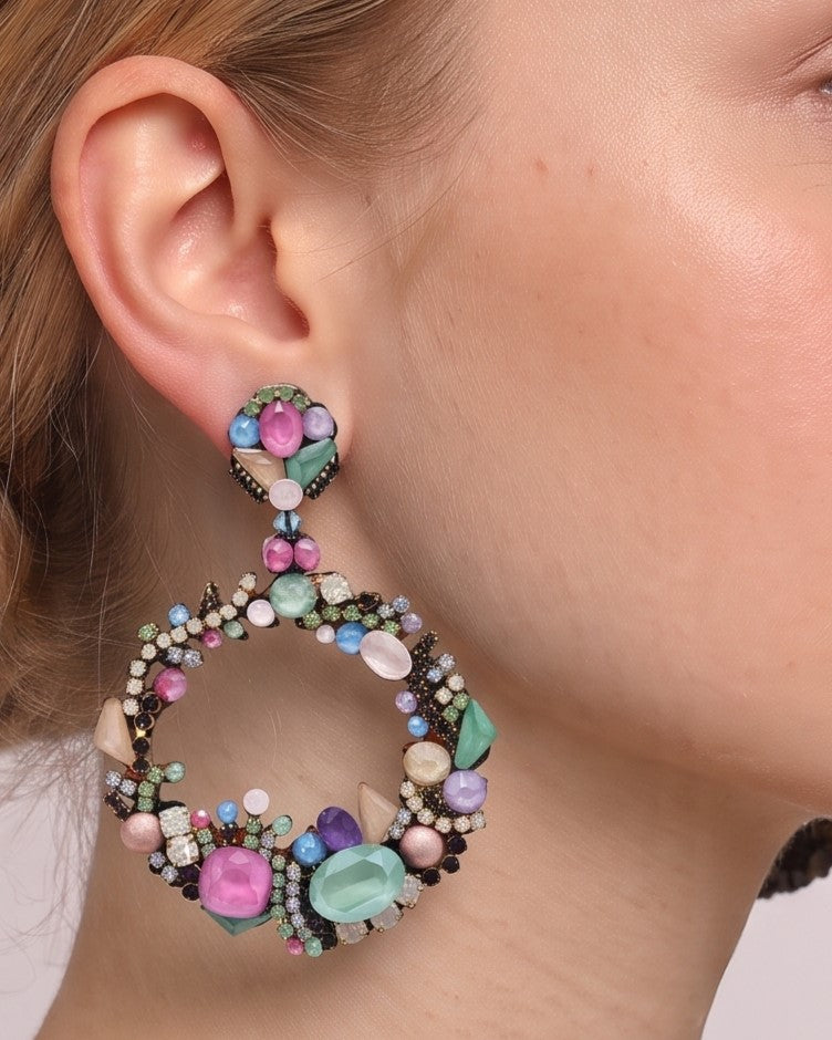Pendientes de aro artesanales Dublos con pedrería multicolor pastel
